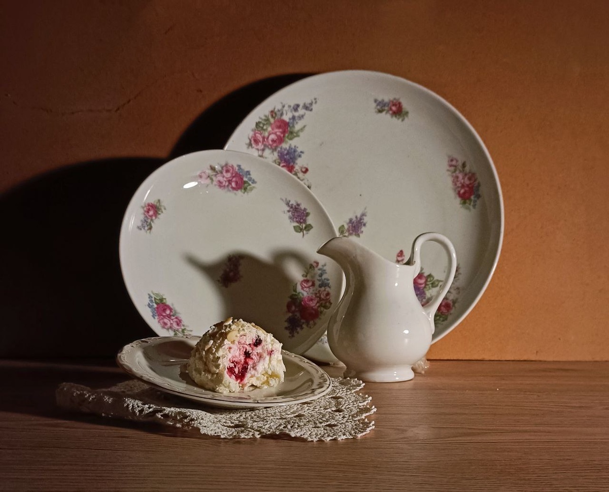 Сервировочные блюда фабрики Гарднера. О них я рассказывала здесь: https://dzen.ru/a/aAkHx5V1pyEp9YOu Автор натюрморта: https://vk.com/id463622253?from=search