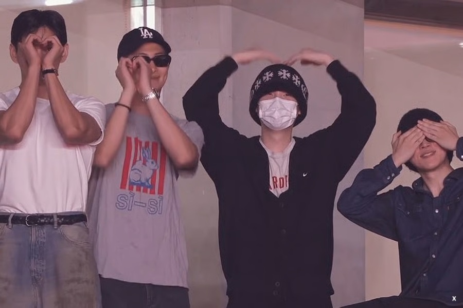 Юнги (третий слева) на концерте Хосока