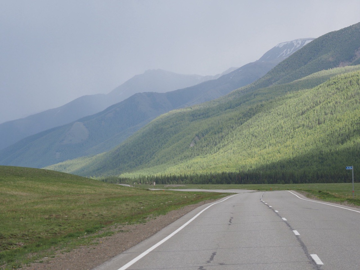 Одна из красивейших дорог мира - Чуйский тракт. Фото автора.