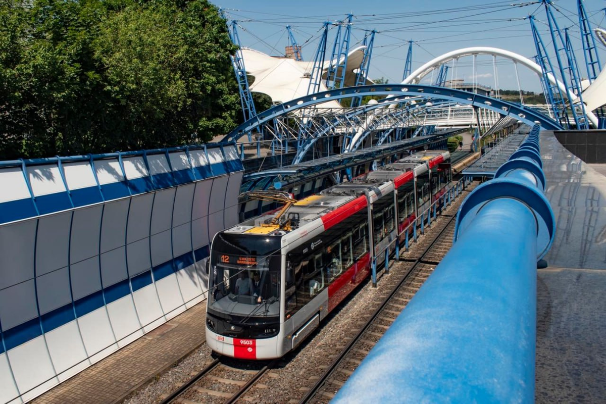 Первый пятисекционный трамвай ForCity Plus Praha 52T в Праге. Источник: DPP