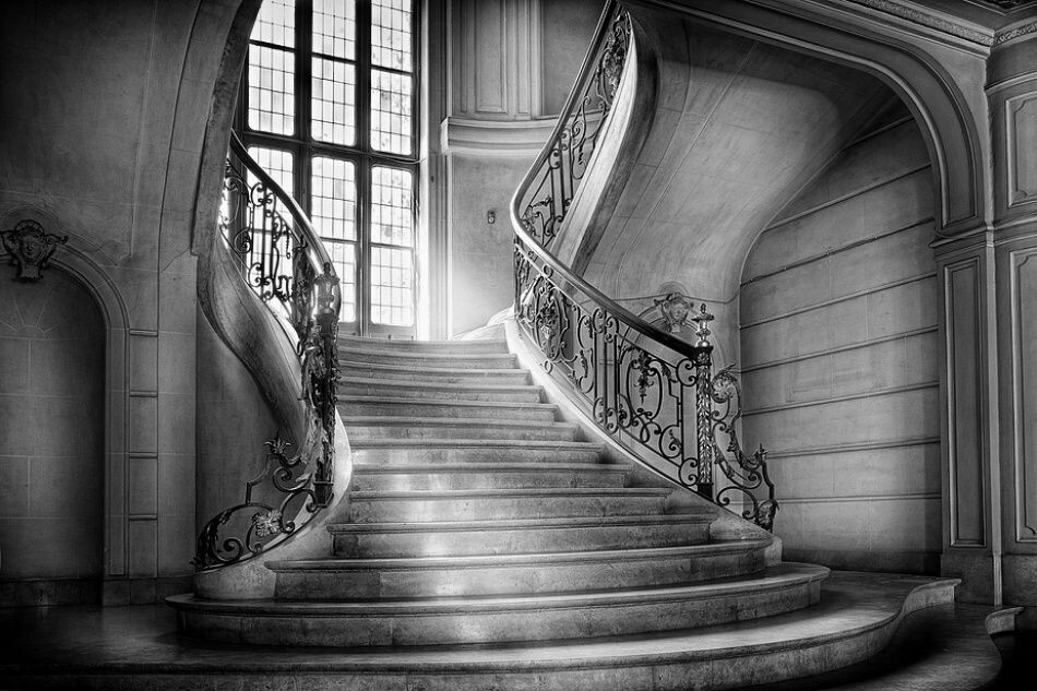 Фото из интернета. Лестница вела наверх.