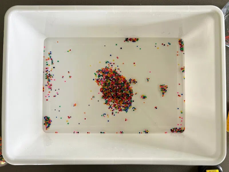 Для приготовления готовых шариков нужно много воды. Фото с https://artfulparent.com/