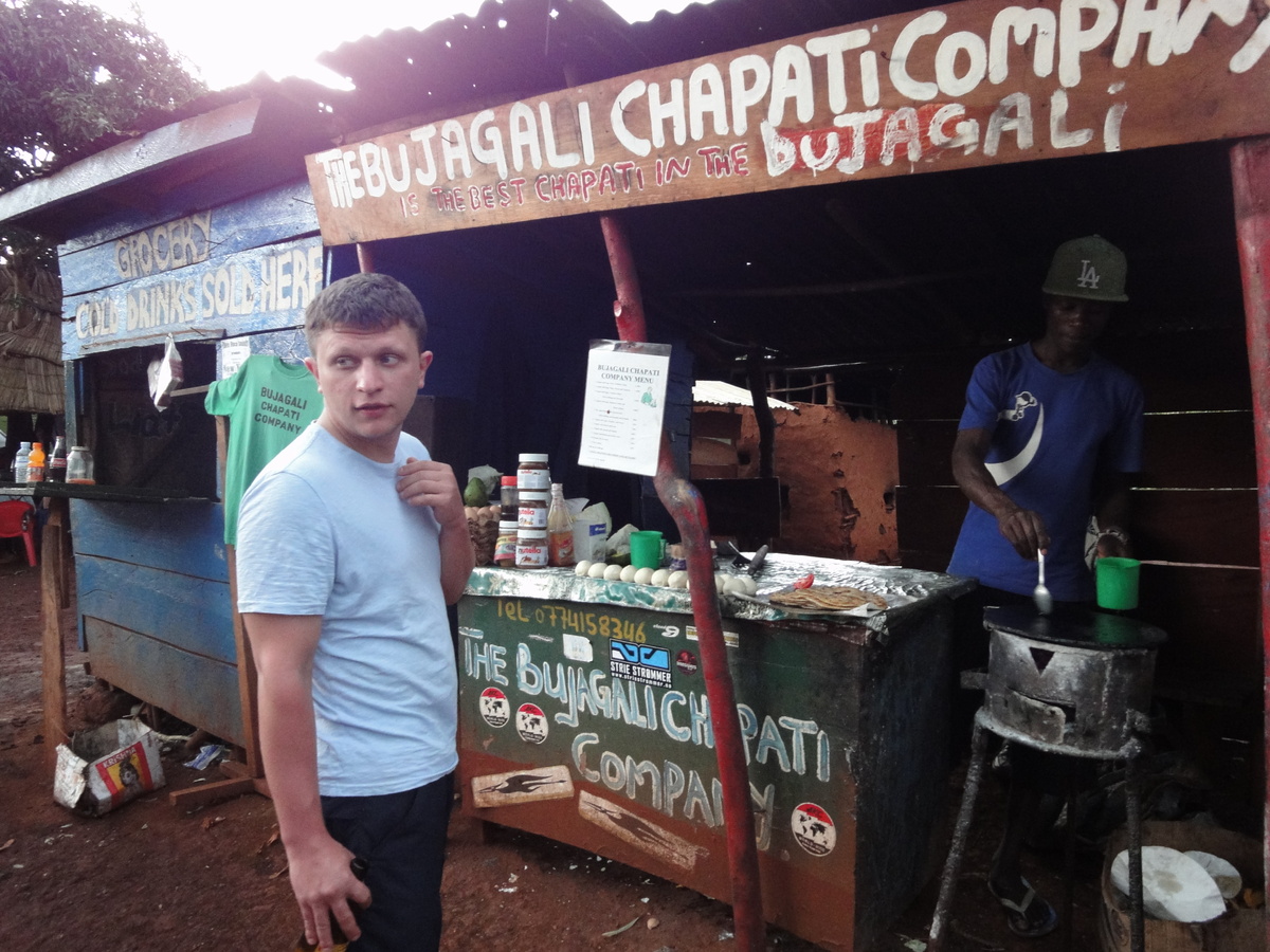 Чепати - местная шаурма с бананами