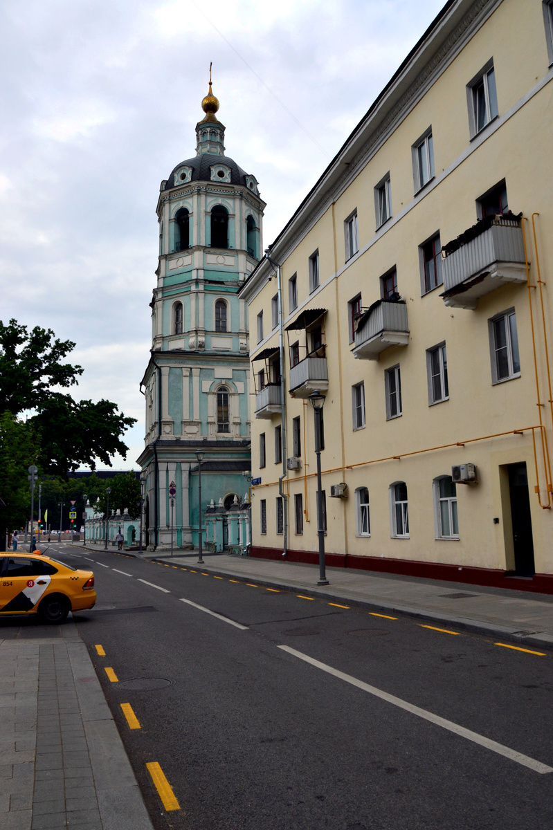 2-й Раушский переулок сегодня, вид с Садовнической улицы. Колокольня храма. Фото автора