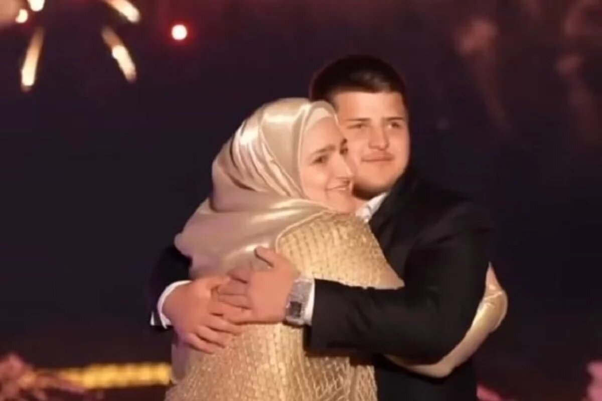    Айшат Кадырова выложила видео с 17-летним братом-женихом Адамом