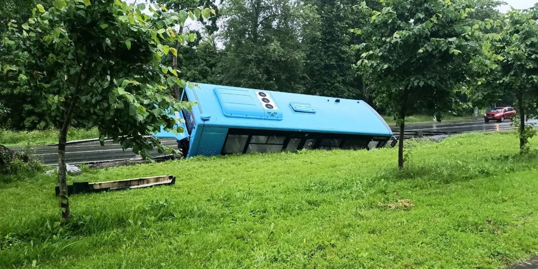 Рейсовый автобус съехал с дороги в Петербурге