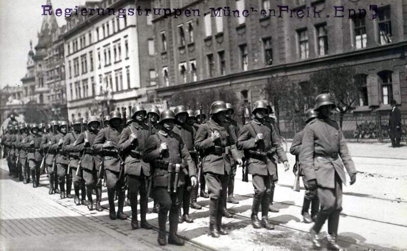 ,Бойцы "Фрайкора" маршируют по улицам Мюнхена