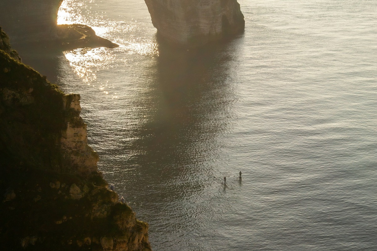 Летом можно взять напрокат сапборд или каяк, чтобы исследовать ближайшие скалы. Фото: Lilian Fayot / Unsplash