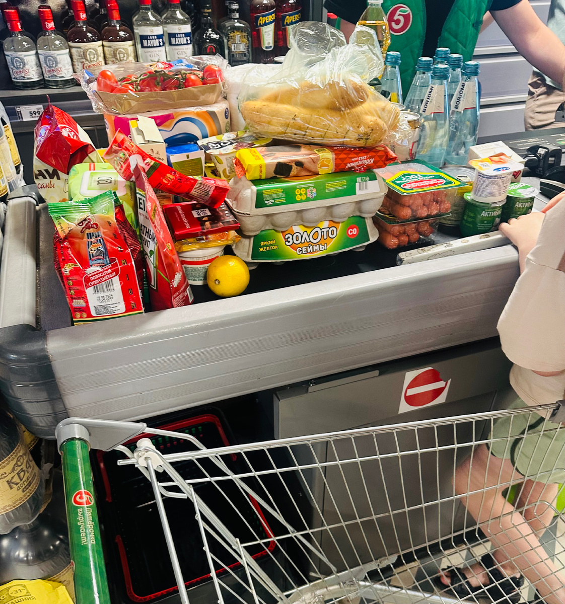 Закупка по дороге в село в прошлом году. И это ела на первое время, чтобы приехать и покушать. Мясо и т.д. закупаем позже 