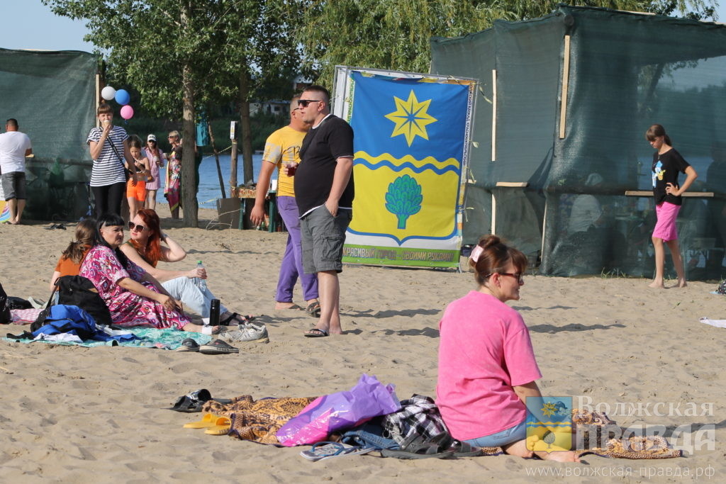     Брызги, пена, драйв: в Волжском День молодёжи прошёл «На одной волне»
