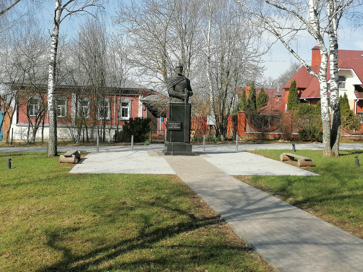 Памятник князю Дмитрию Пожарскому.