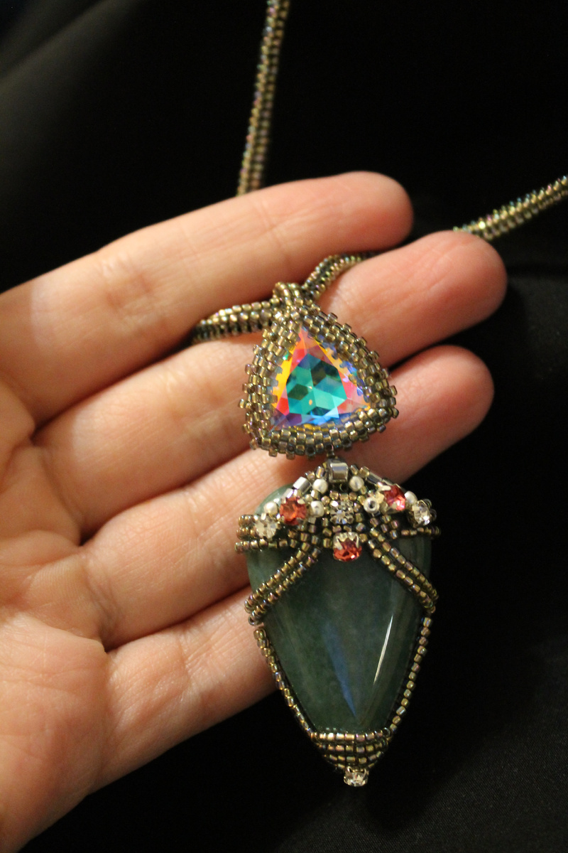 Кулон из крупного агата и японского бисера