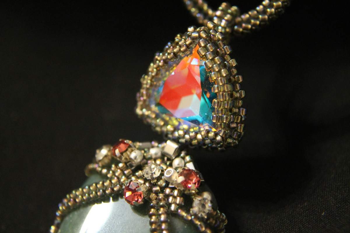 Узор из бисера, страз и мелкого гематита на вершине агата