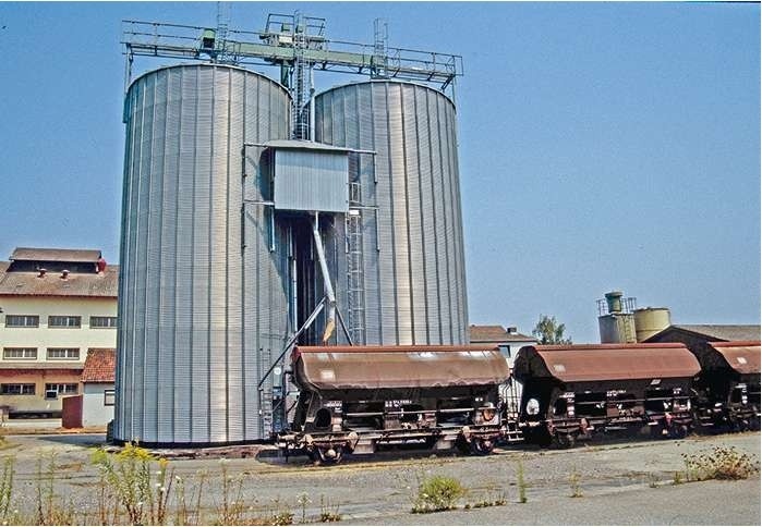 Характерная двойная силосная башня и подходящие зерновозы на станции в Райнхайме, Гессен. Отгрузка происходила по классической технологии — непосредственно из хопперов.