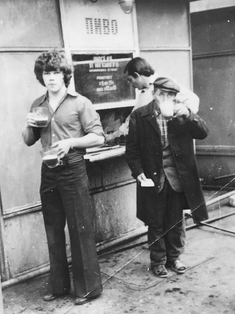 Кружку пива я возьму в уличном киоске