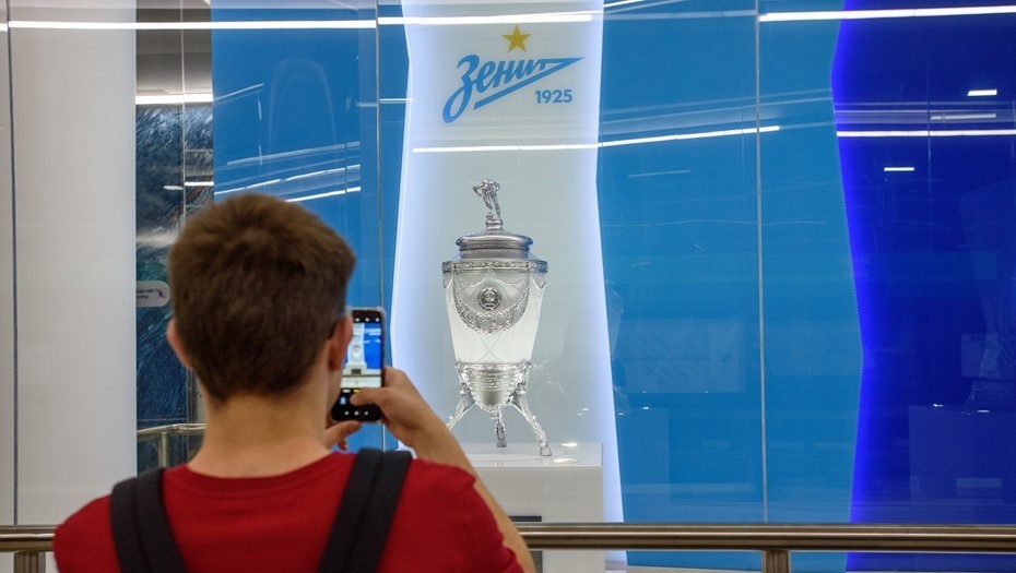    Пассажир метро в Петербурге фотографирует награды на станции "Зенит". Автор фото: Сергей Ермохин / "Деловой Петербург"