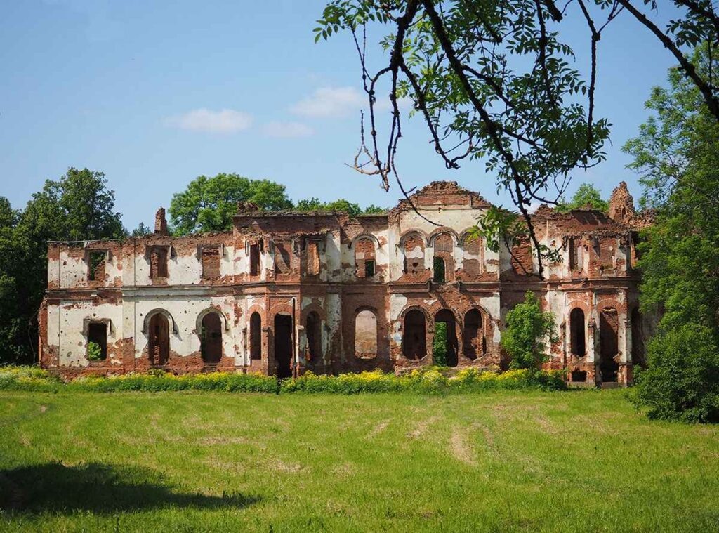 Руины дворца, построенного по проекту А.И. Штакеншнейдера, мы и видим сегодня © Точка ART