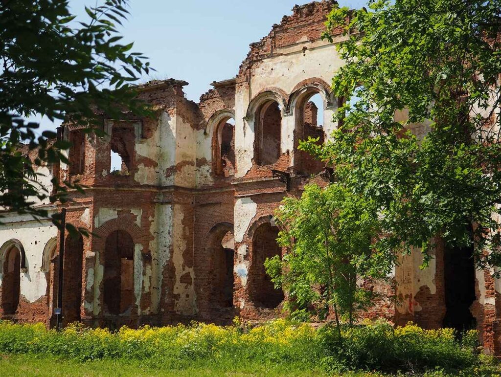 Гостилицы также известны под названиями Медвежий конец и Медвежий угол. И в наши дни это название как нельзя лучше отражает дух места Руины дворца, построенного по проекту А.И. Штакеншнейдера, мы и видим сегодня © Точка ART