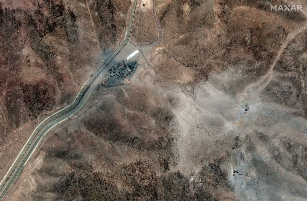    Спутниковый снимок, демонстрирующий повреждения на обогатительном предприятии Фордо после американских ударов по Ирану / © Maxar Technologies