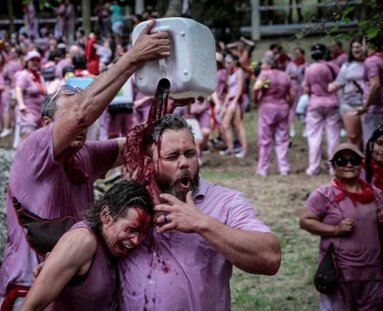 "Баталла дель Вино", или Винная битва, проводится каждый год в испанском городке Аро в регионе Ла-Риоха. Марта Монтана Гомес/Reuters.
