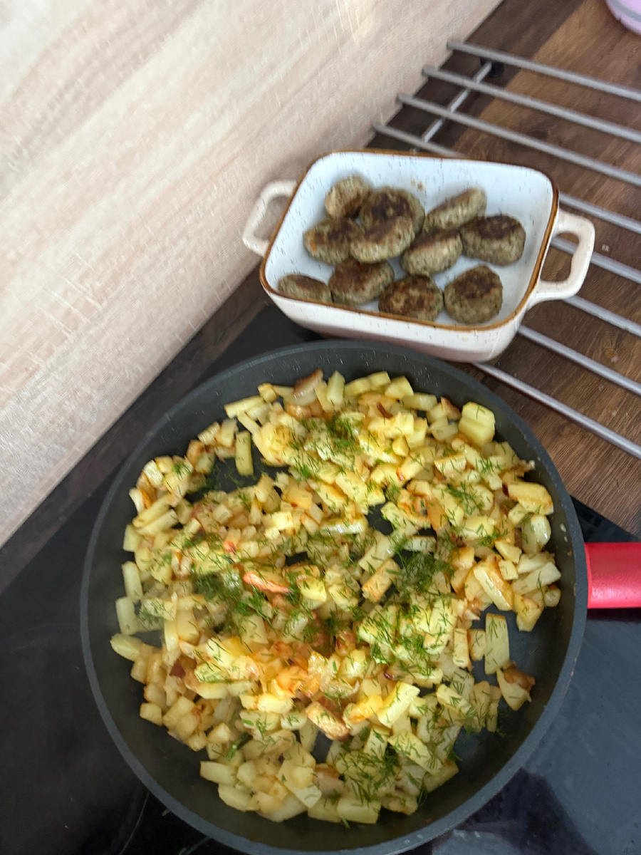 Пообедали без затей, котлетки домашние с картошечкой жареной