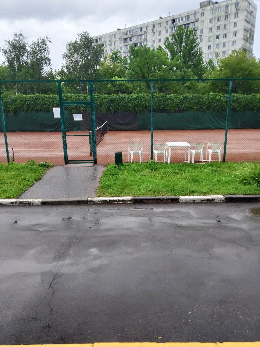 Теннисный корт под открытым небом