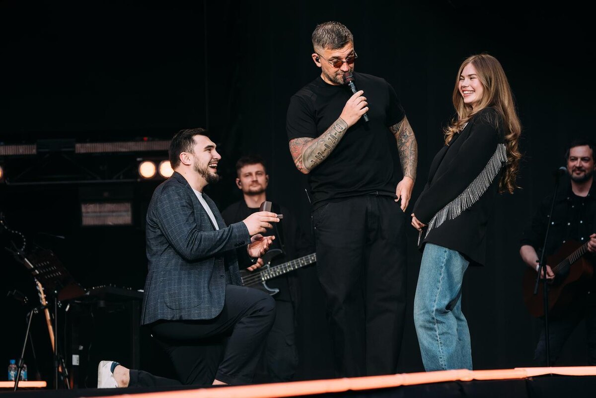 На концертах Басты парни то и дело встают на колено, а их девушки отвечают им "Да!". @Павел Марко