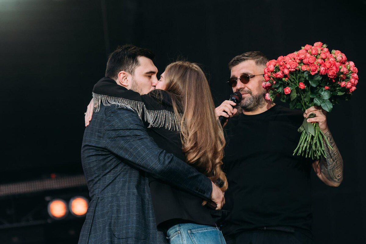 Хоккеист Сергей Алхимов сделал своей девушке Даше предложение на концерте Басты. @Павел Марков