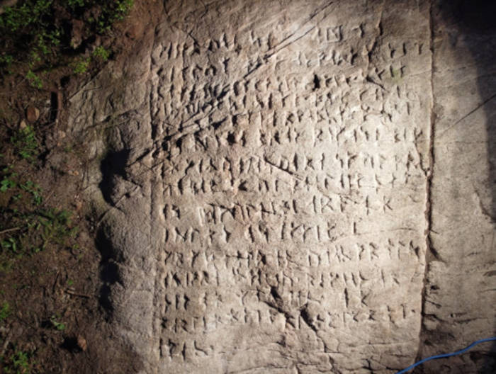 Рунический камень, найденный в Онтарио, Канада. / Фото: ocare.ca