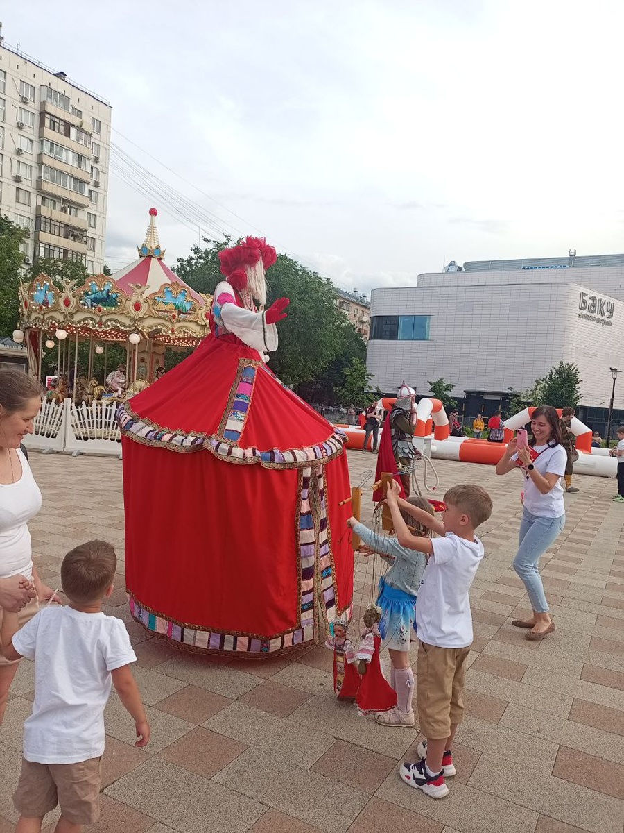 Степан пробует себя в роли кукловода. Лева смотрит