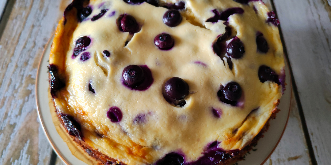 Пирог с голубикой и творожной заливкой
