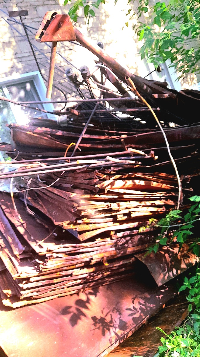 Это то, что было некогда крышей нашего дома.  Фото автора 28.06.25