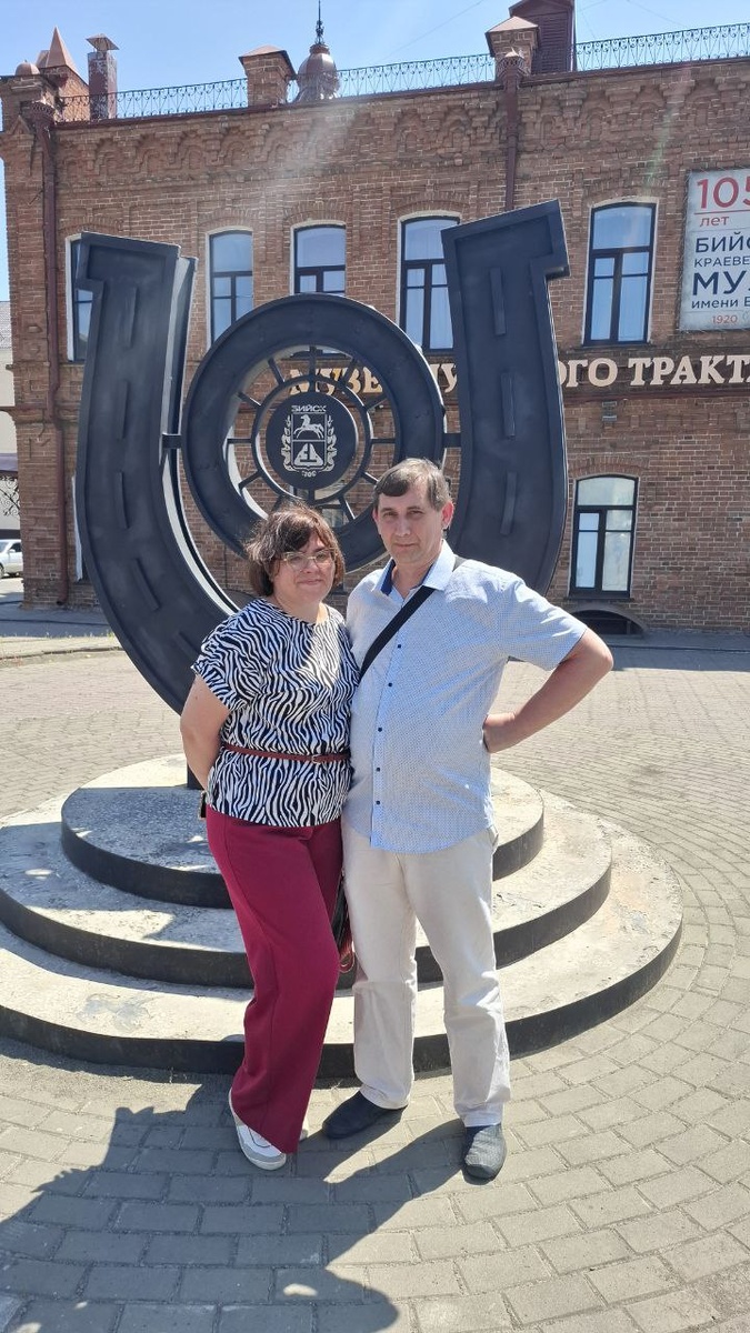 туристы на фоне музея