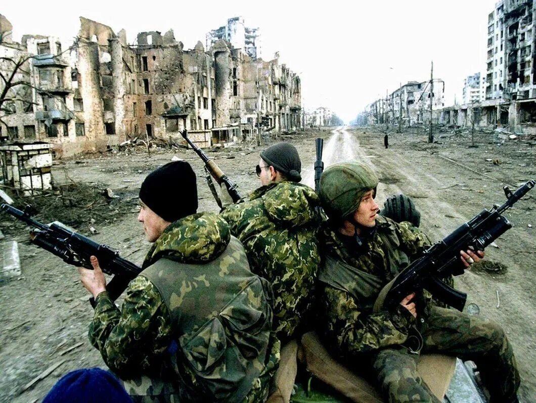 Входим... На фото - офицеры 108 пдп, 2000 год...