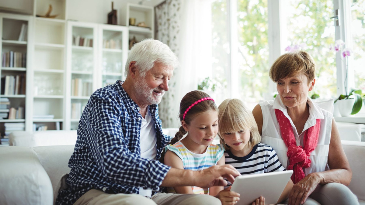 Бабушка и дедушка в декрете: почему пора узаконить уход за внуками