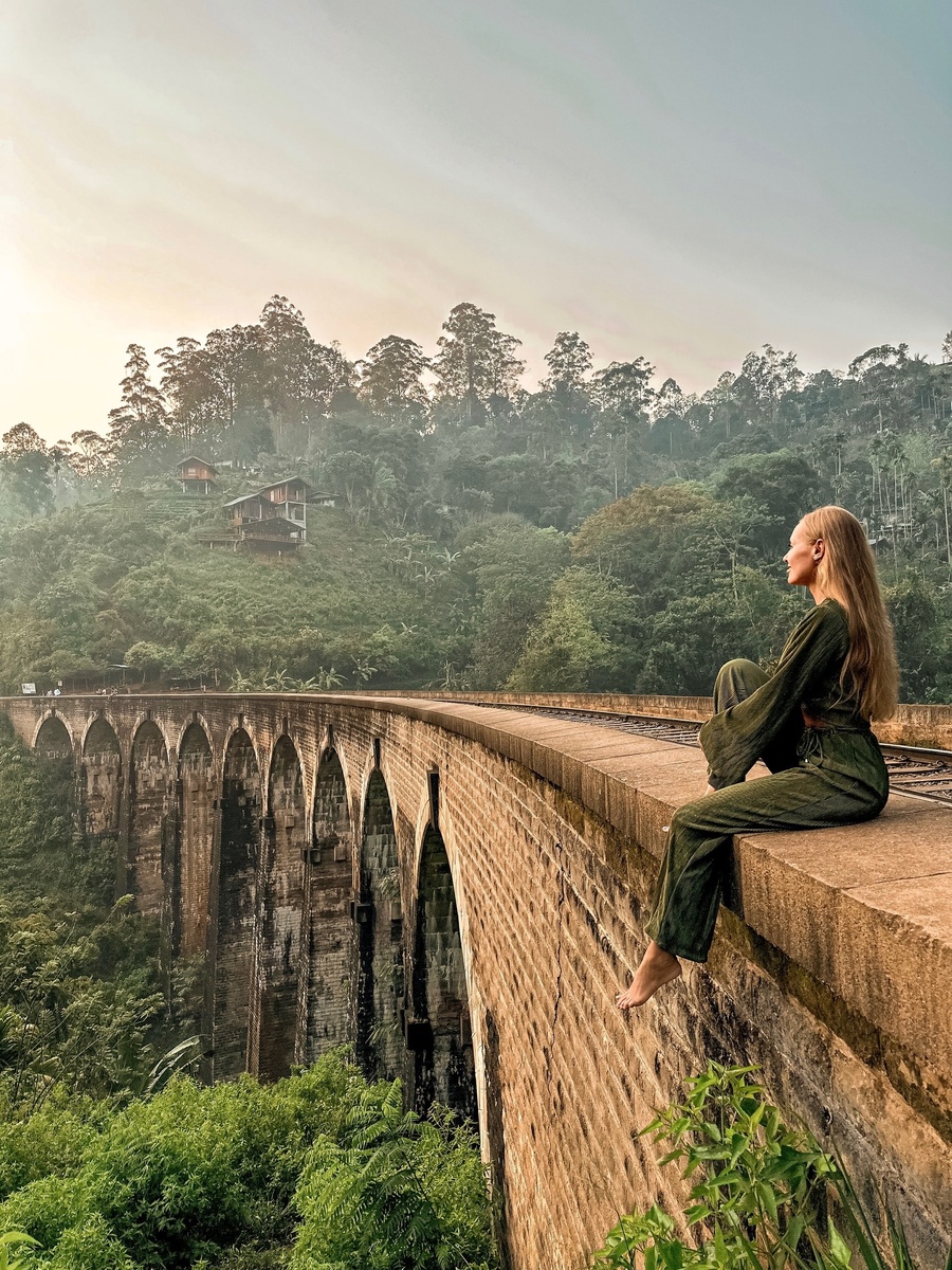 Девятиарочный мост на Шри-Ланке Nine Arches Bridge – одна из самых узнаваемых достопримечательностей в мире и одна из самых инстаграмных локаций. Этот мост находится в горной местности между железнодорожными станциями Элла и Демодара и выглядит так, будто только что сошел со страниц сказки))