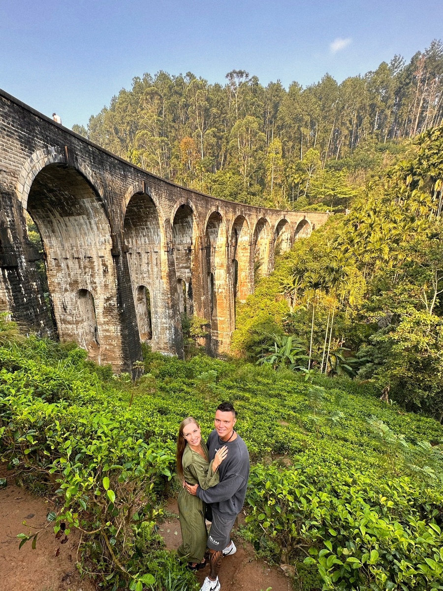Этот мост был возведен британскими колонизаторами в 1921 году. Его уникальность в том, что во время строительства не использовался металл –только камни и кирпичи. Девятиарочный мост стал настоящим инженерным чудом своего времени. С тех пор мост ни разу не реставрировали – он сохранил свое очарование в первозданном виде и все еще функционирует. Несколько раз в день по нему ходят поезда 🚂🛤️