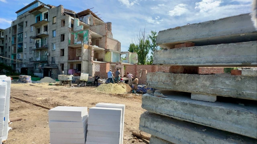    Строители из Югры завершили подготовку аварийного дома в Авдеевке к капитальному ремонту