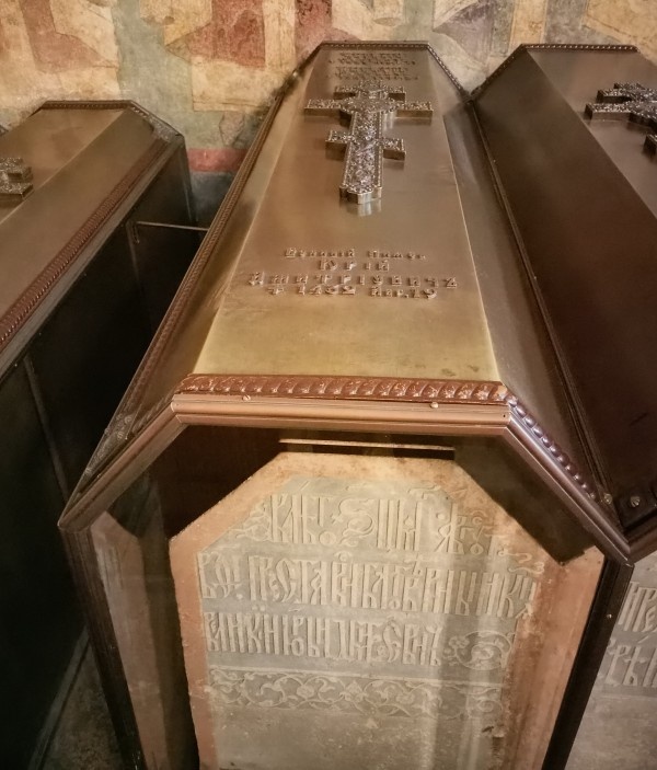 Надгробие над тройной могилой в Архангельском соборе. В ней похоронены Юрий Дмитриевич Звенигородские и его сыновья Дмитрий Красный и Василий Косой.