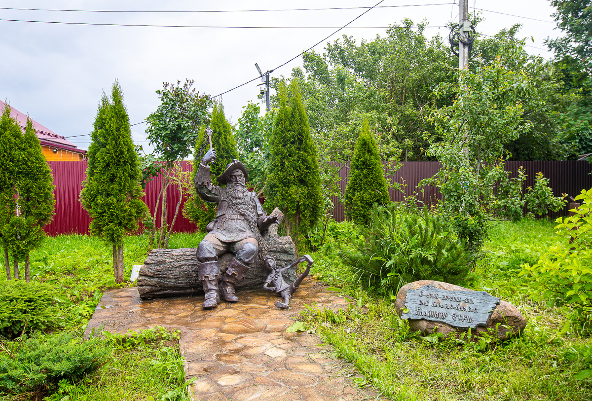 Памятник Владимиру Этушу в образе Карабаса-Барабаса. Деревня Долгиниха, городской округ Мытищи, Московская область. Фото автора статьи 