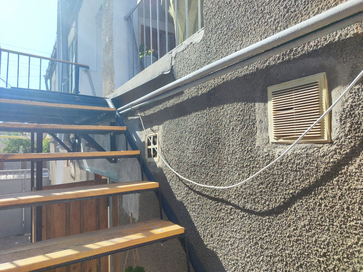 лестница в комнаты, у нас очень скромно