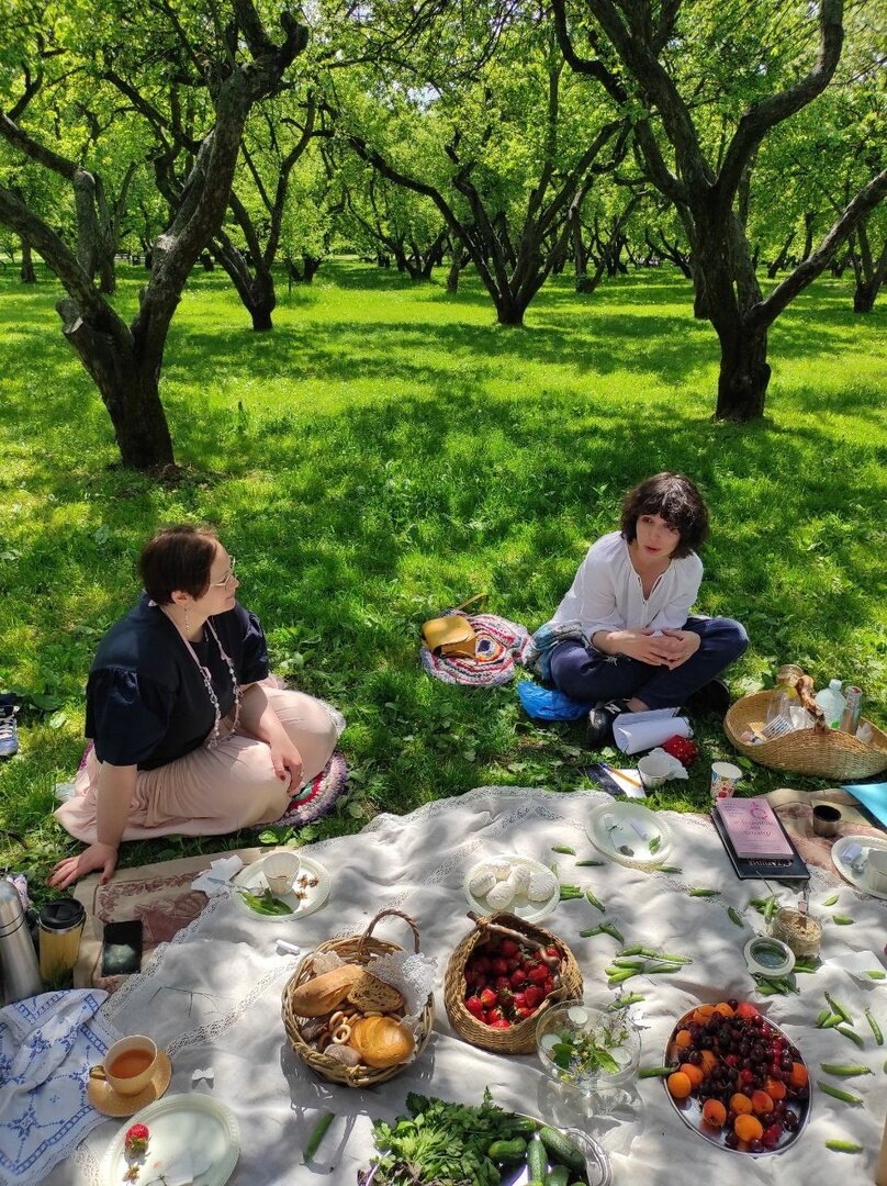 Наше менокафе в Коломенском весной 2022 года. Справа автор блога "Амазонки в климаксе" Ксения Татарник