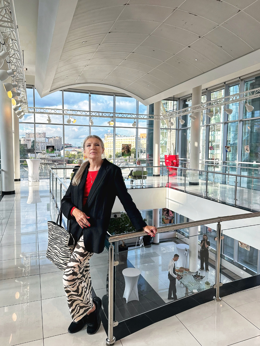 Автор статьи в галерее Exposed перед началом вернисажа