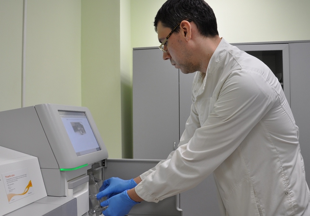    Дмитрий Гвалдин проводит исследование в лаборатории молекулярной онкологии НМИЦ онкологии Минздрава России Редактор