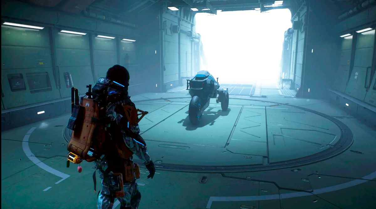 Сэм стоит напротив трицикла.