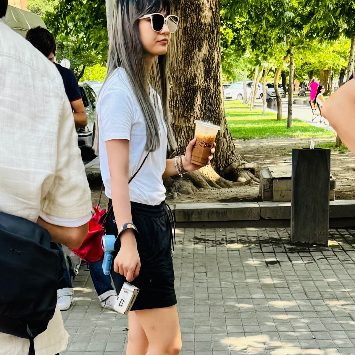 Это фото из Еревана. Девушка из группы китайских туристов