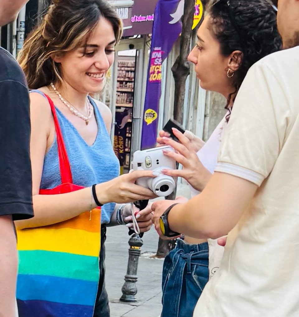 Современный цифровой фотик в руках у туристки. Фото сделано мной в Стамбуле в 2025 году