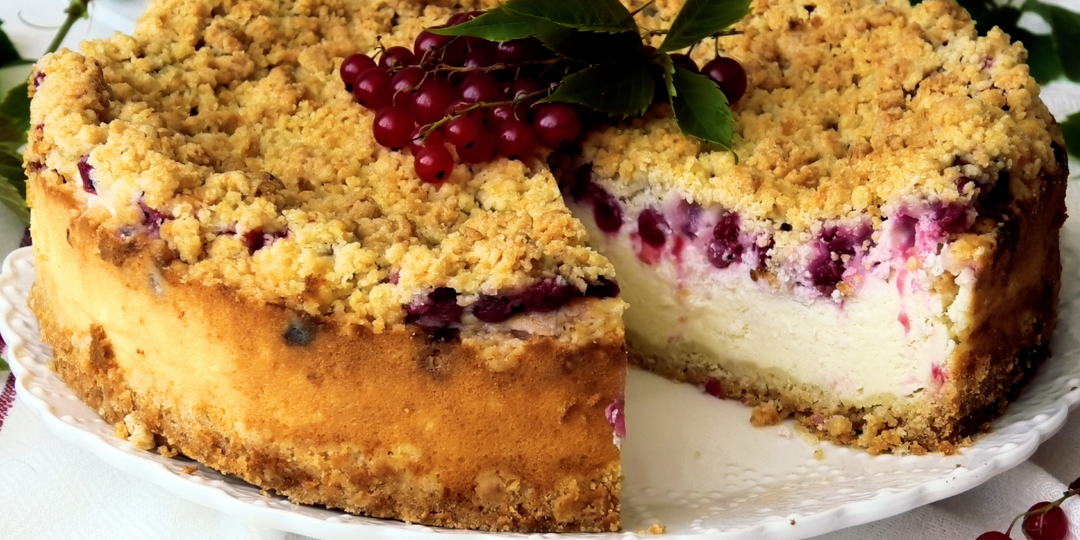 Летний пирог с красной смородиной