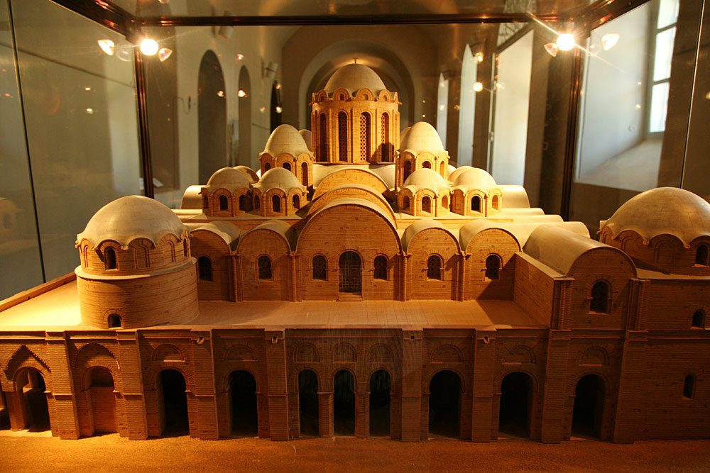 Макет первоначального облика собора. Фото с сайта https://azbyka.ru/