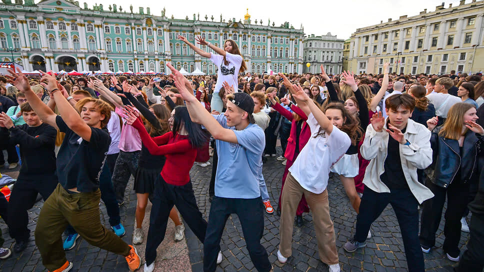 Выпускники во время праздничного концерта на Дворцовой площади.📷Фото: Алексей Смагин / Коммерсантъ